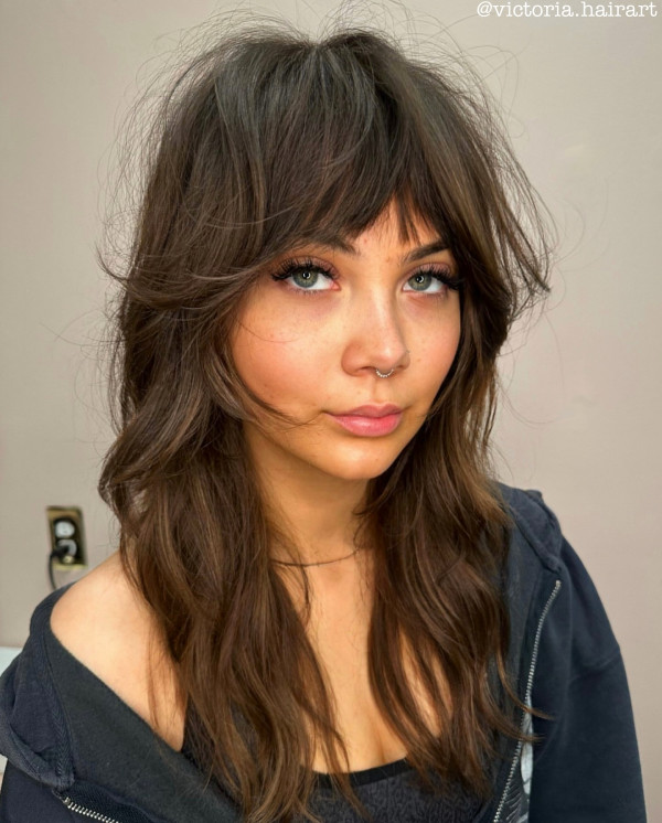 langer Shag -Haarschnitt mit Pony, langer Shag -Haarschnitt, zotteliger Haarschnitt mit Fransen