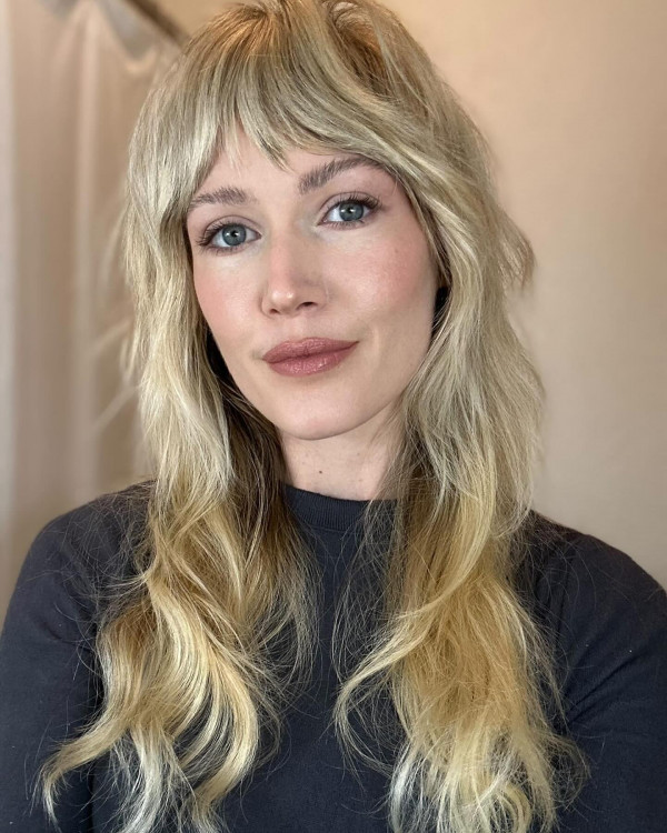 langer Shag -Haarschnitt mit Pony, langer Shag -Haarschnitt, zotteliger Haarschnitt mit Fransen