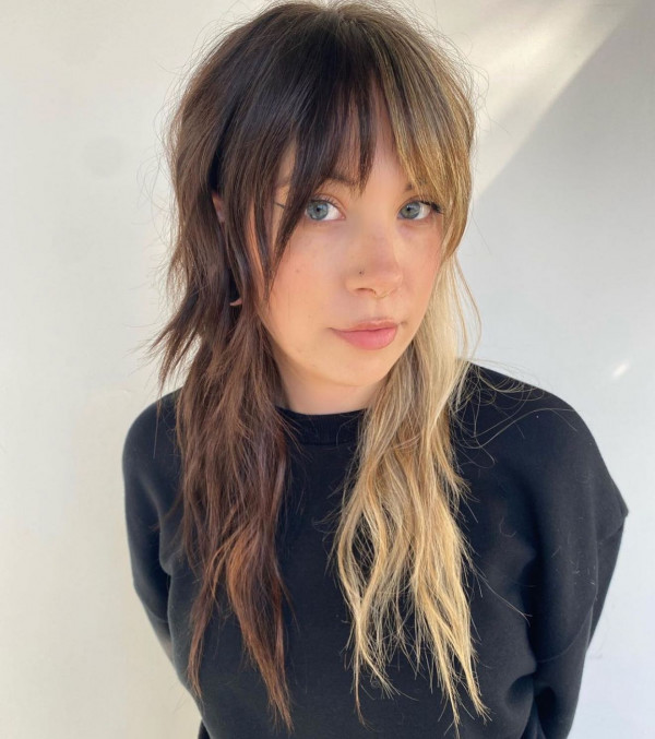 langer Shag -Haarschnitt mit Pony, langer Shag -Haarschnitt, zotteliger Haarschnitt mit Fransen