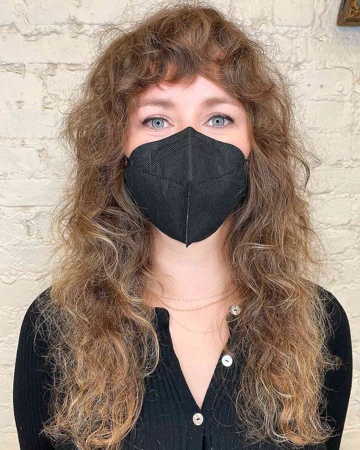 Lange, zottelige Naturlocken mit Pony