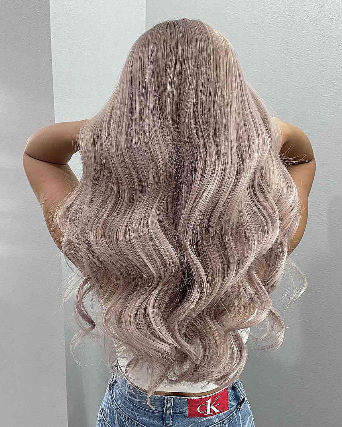 Langstahlblonde zerzauste Haare