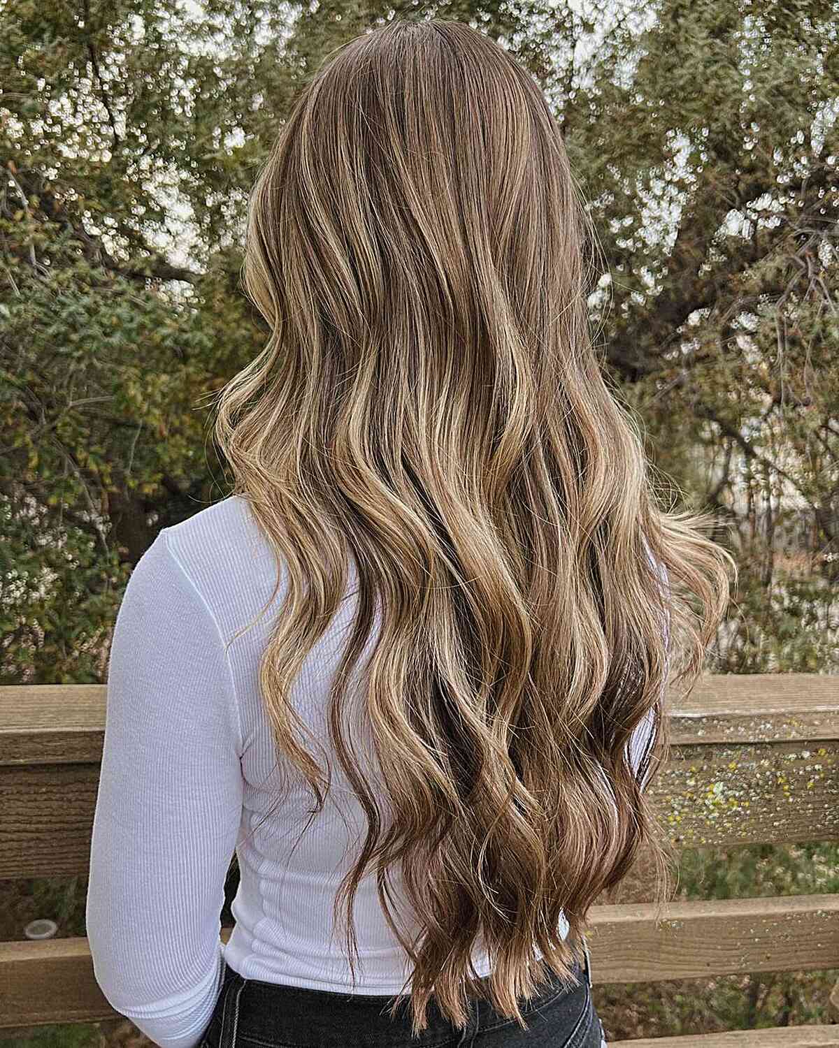 Länger braune Haare mit spzwassergerissenen subtilen blonden Highlights