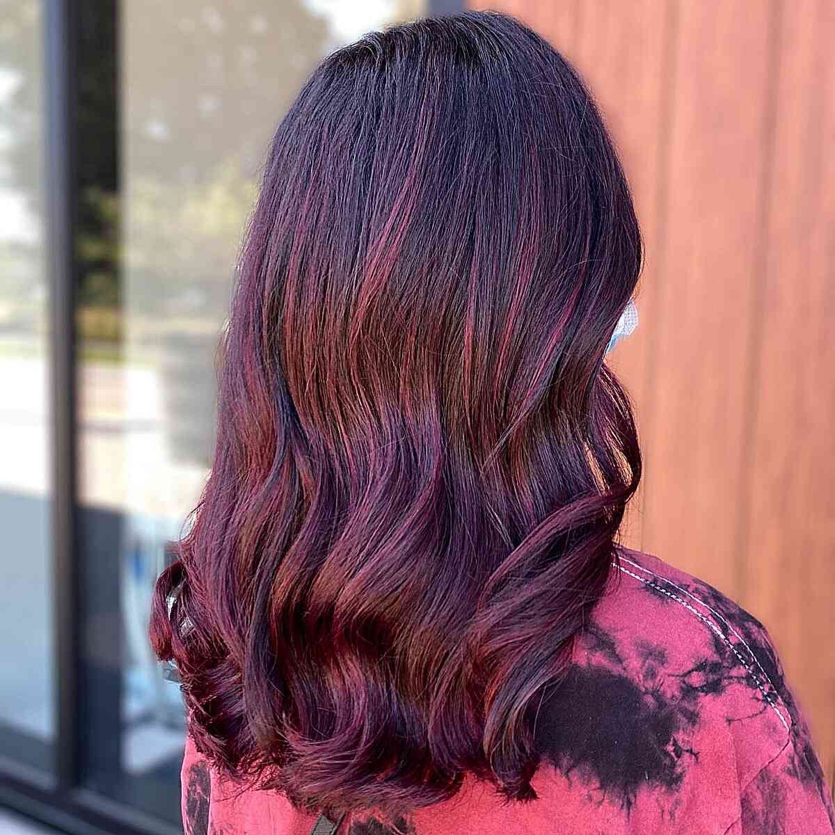 Wartungswart burgunderfarbene Beeren-Balayage auf Haaren mit mittlerer Länge
