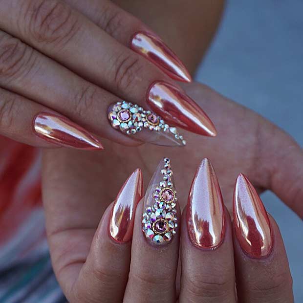 20 trendige metallische Nageldesigns, die jetzt kopiert werden können Metallic Stiletto Nail Art Design mit Strasssteinen