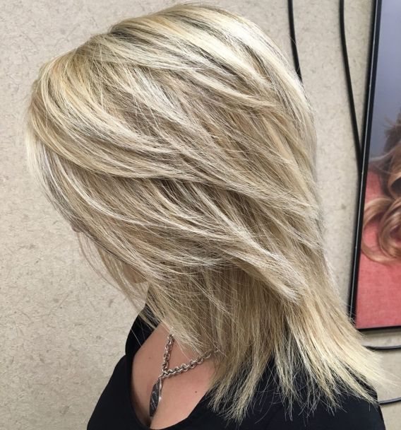 Mittelschichteter blonde Haarschnitt