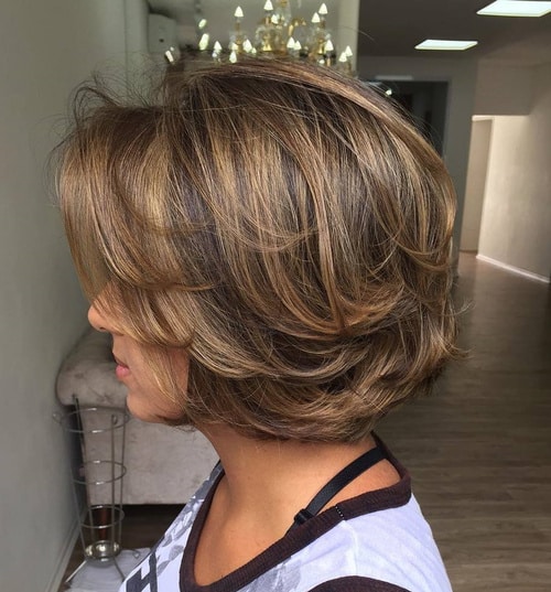 Mittelschichtete braune Balayage Frisur