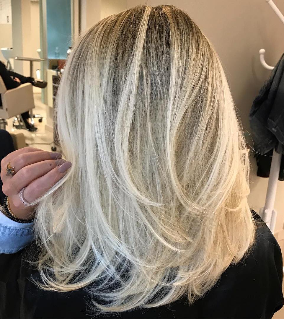 Mittelschichtete blonde Frisur