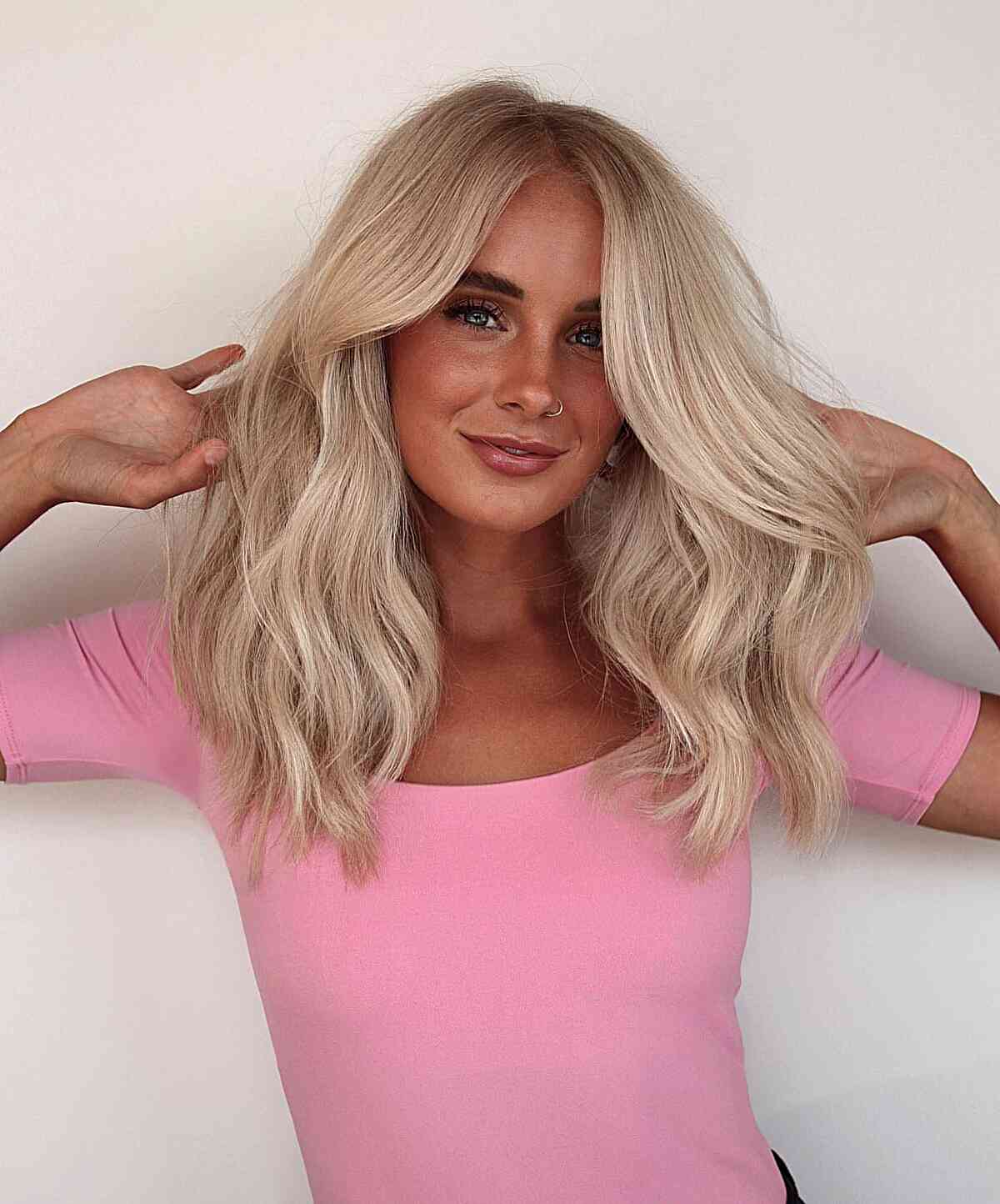 Mittellange Barbie Blonde Haare mit Wurzelverschmutzung