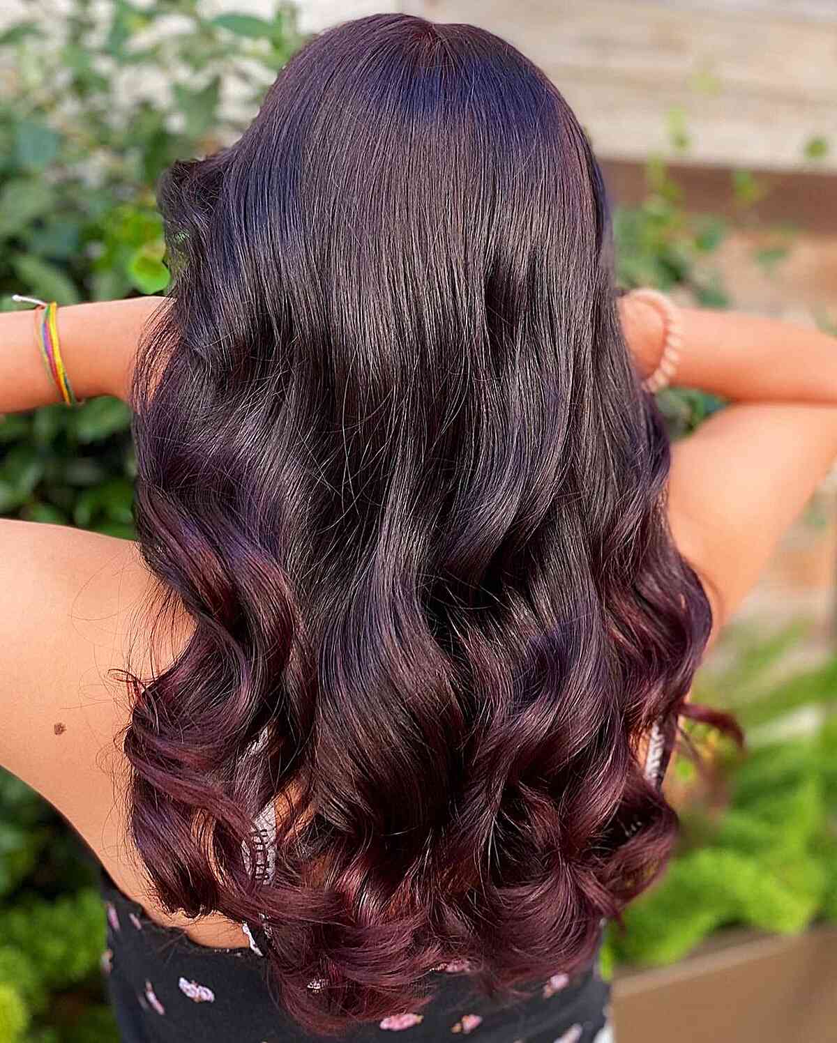 Mittel bis lang weiche, wellige tiefe Burgund-Balayage-Haare