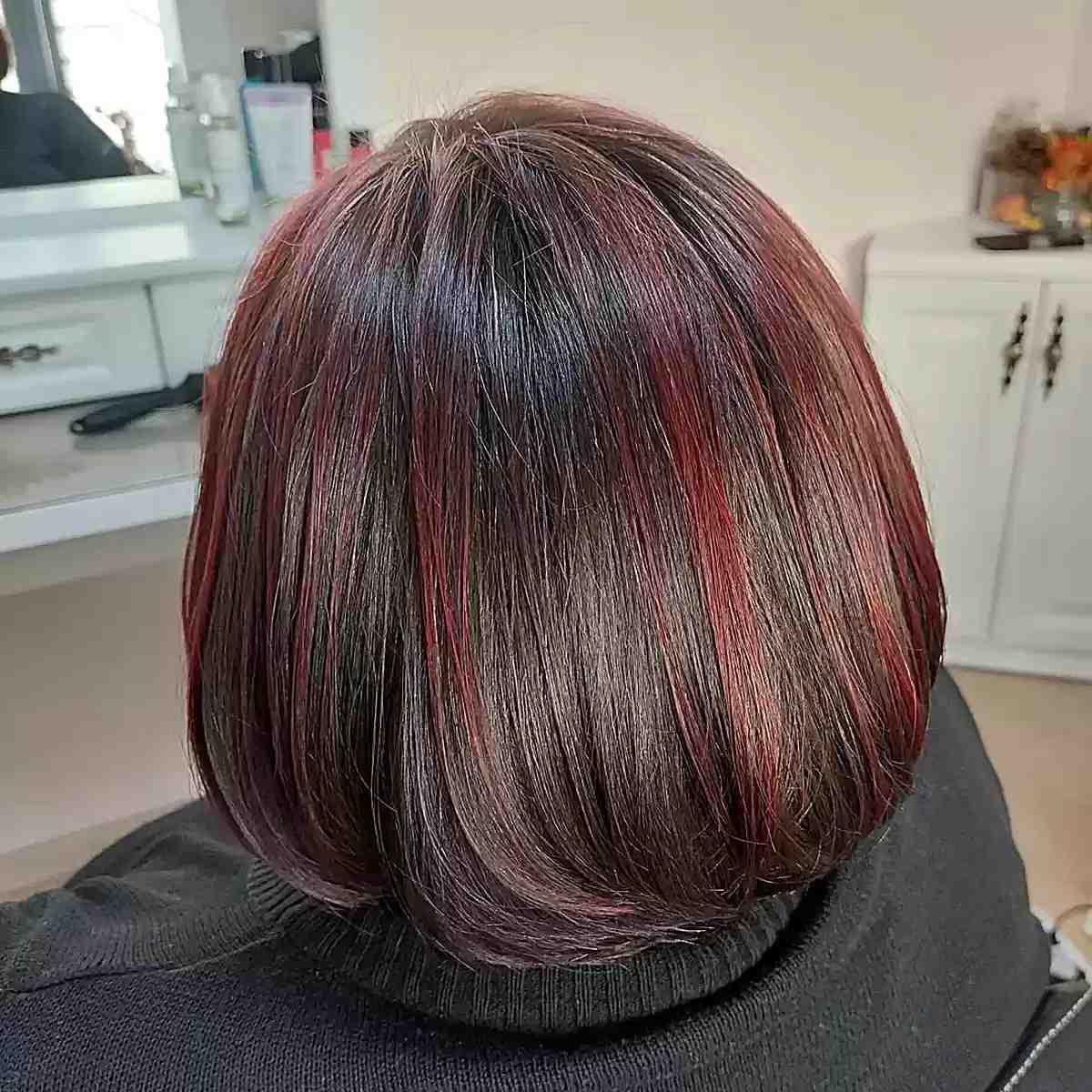 Merlot rote Highlights für kurze dunkelbraune Haare