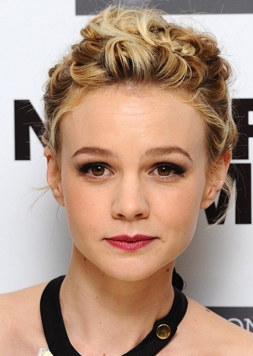 Messy geflochtene Hochsteckfrisur für kurze Haare: Carey Mulligan Kurzfrisuren