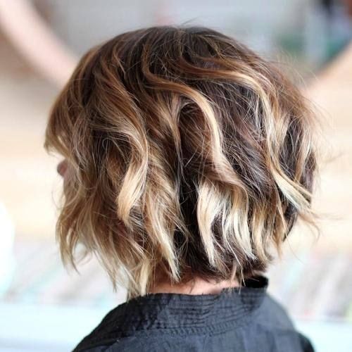 Chaotische, lockige kurze Bob -Haarschnitt -Balayage Frisuren für dicke Haare -koppelnder Kinnlänge mit blonden Highlights