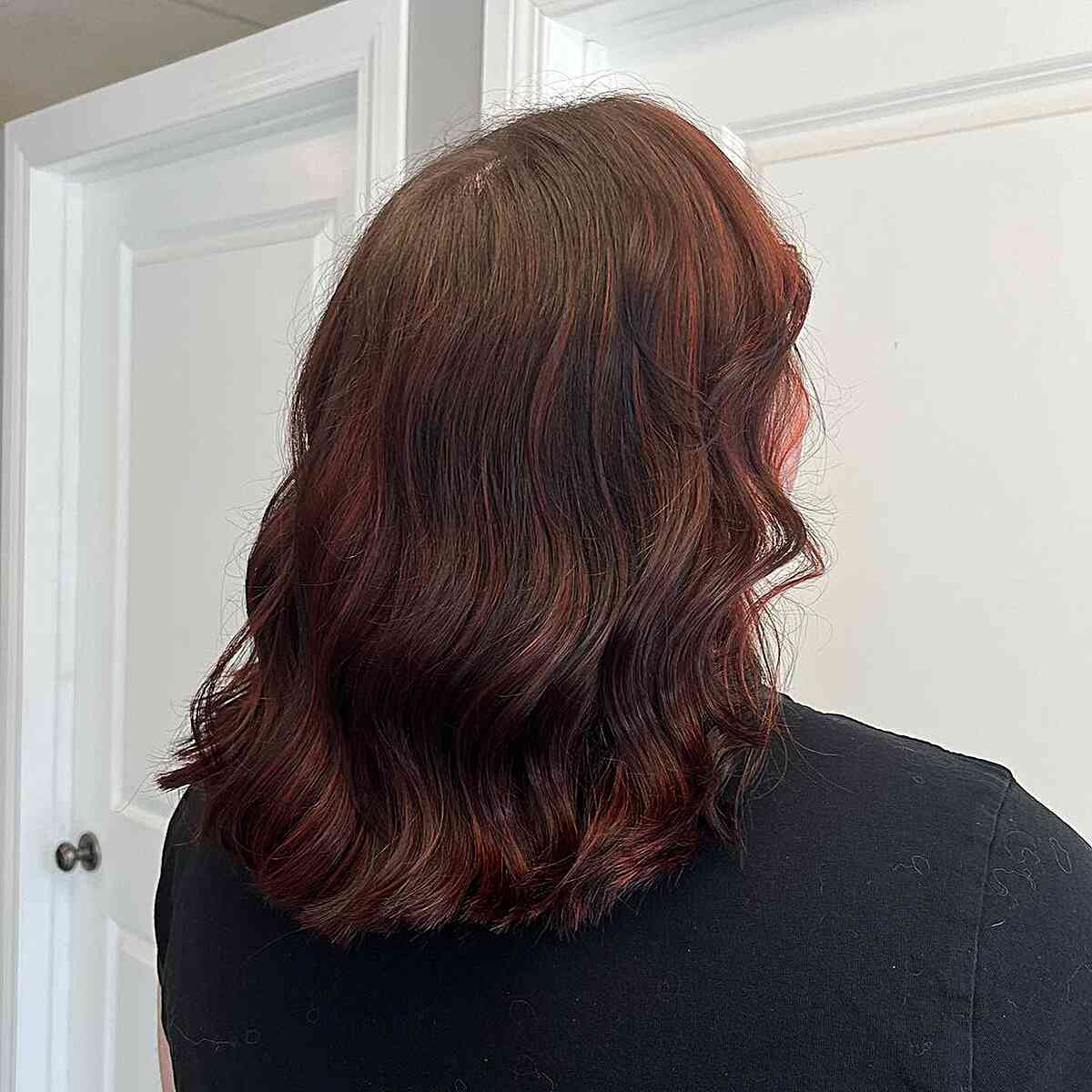 Brünette Haare mit mittlerer Länge mit rot getönten weichen Highlights