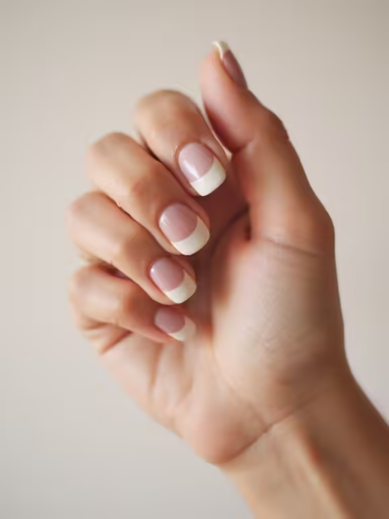 minimalistisches Half-Dip-Nagelband