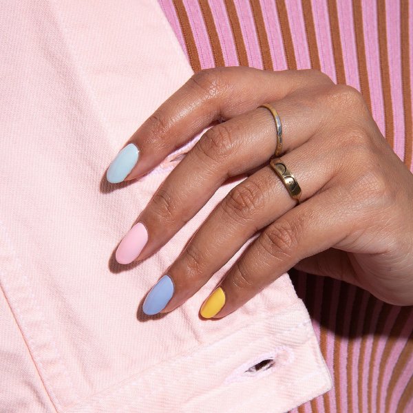 Mandelmandelnägel mit mehreren Farben