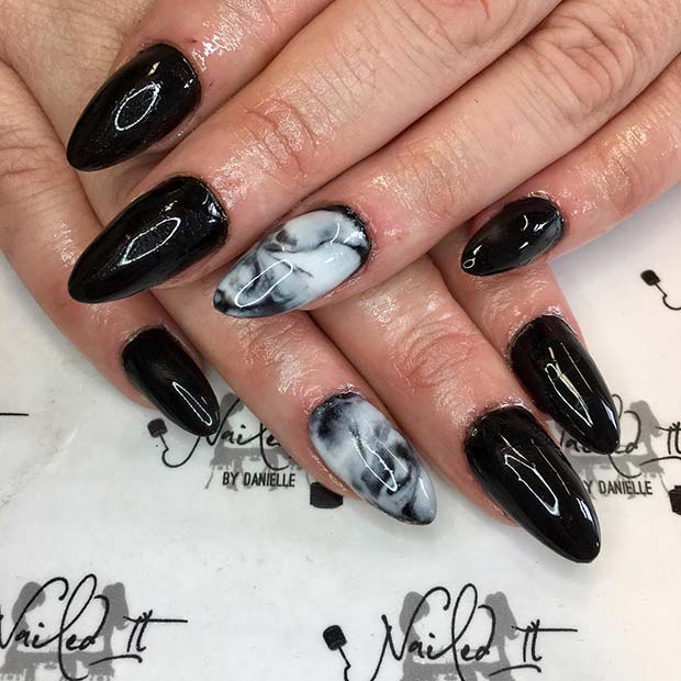 20 Nageldesign -Ideen perfekt für jede Jahreszeit perfekt Schwarze und weiße Marmornägel für Winternagelideen