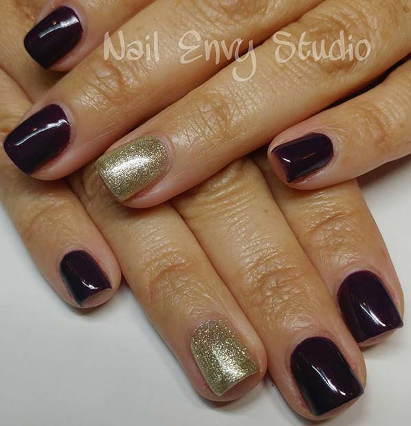 20 Nageldesign -Ideen perfekt für jede Jahreszeit perfekt Dunkelviolette Nägel mit goldenem Glitzer Akzentnagel für Winternagelideen