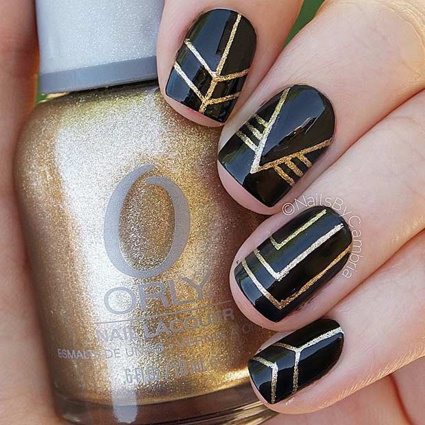 Schwarzes und goldenes Nageldesign für kurze Nägel