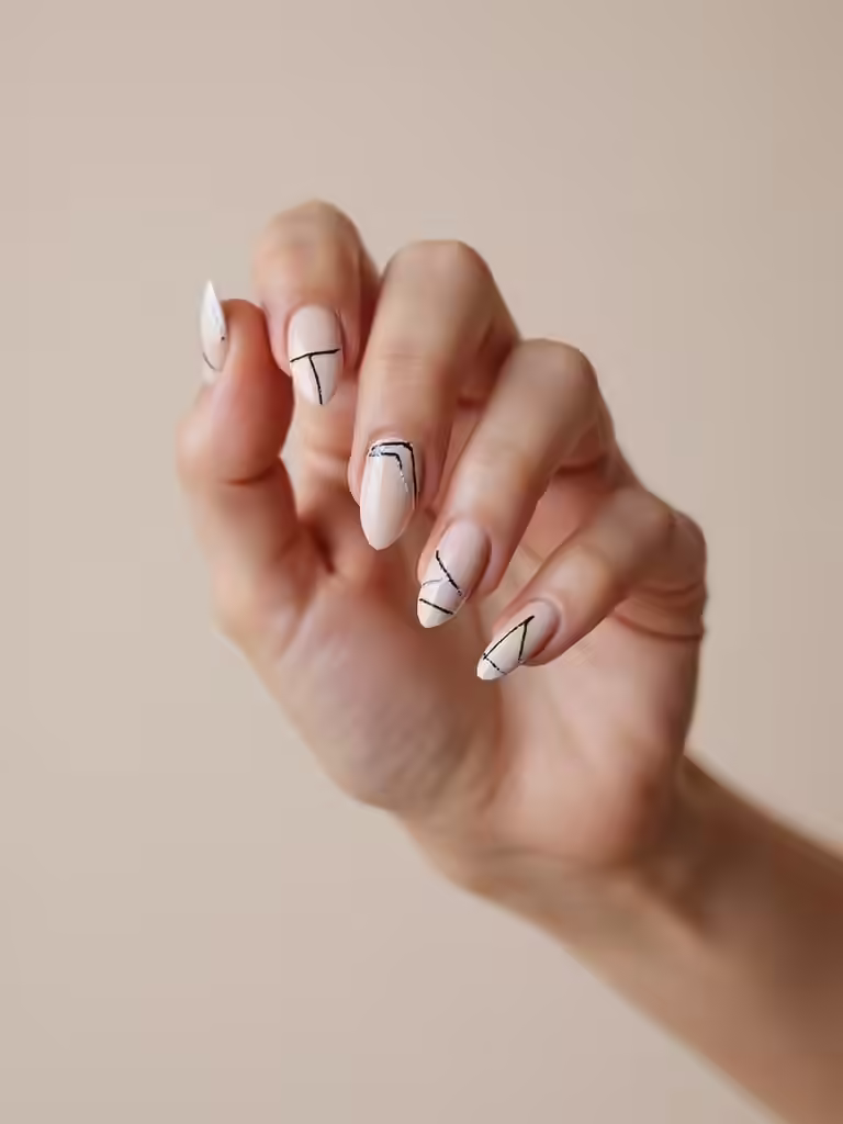 Geometrische Mandelnägel mit negativem Raum