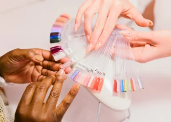 Neonnagelkunst, die auf kurzen Nägeln gut aussieht