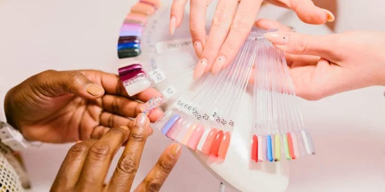 Neonnagelkunst, die auf kurzen Nägeln gut aussieht