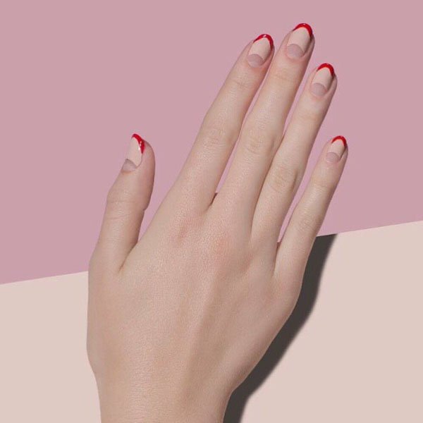 Nude und rote Mandelnägel