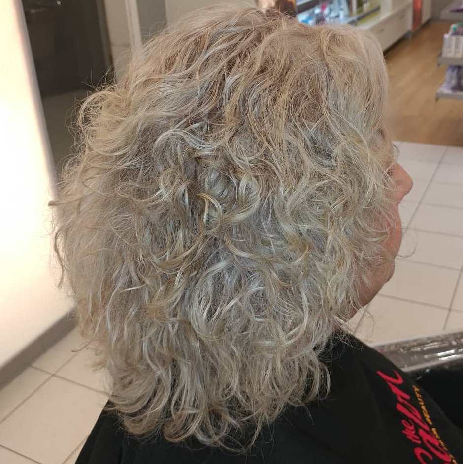 Überwachende Frisur mit mittlerer Länge