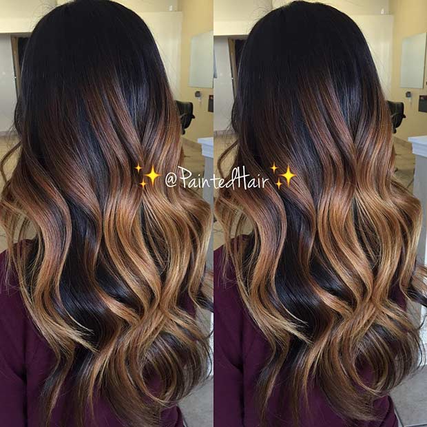 Karamellbalayage hebt auf dunklem Haar hervor