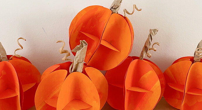 Lackierte Papierkürbisse