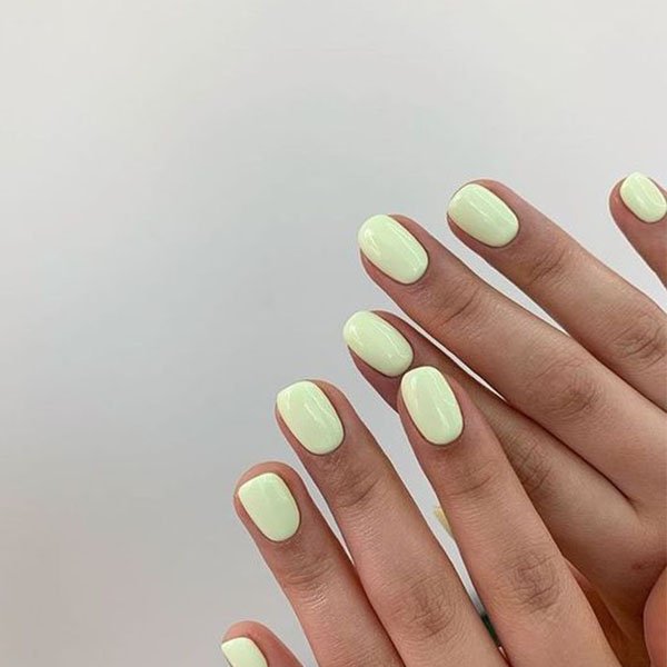 15 heißeste Sommernagelfarben im Jahr 2023, um es zu probieren Pastellgelb