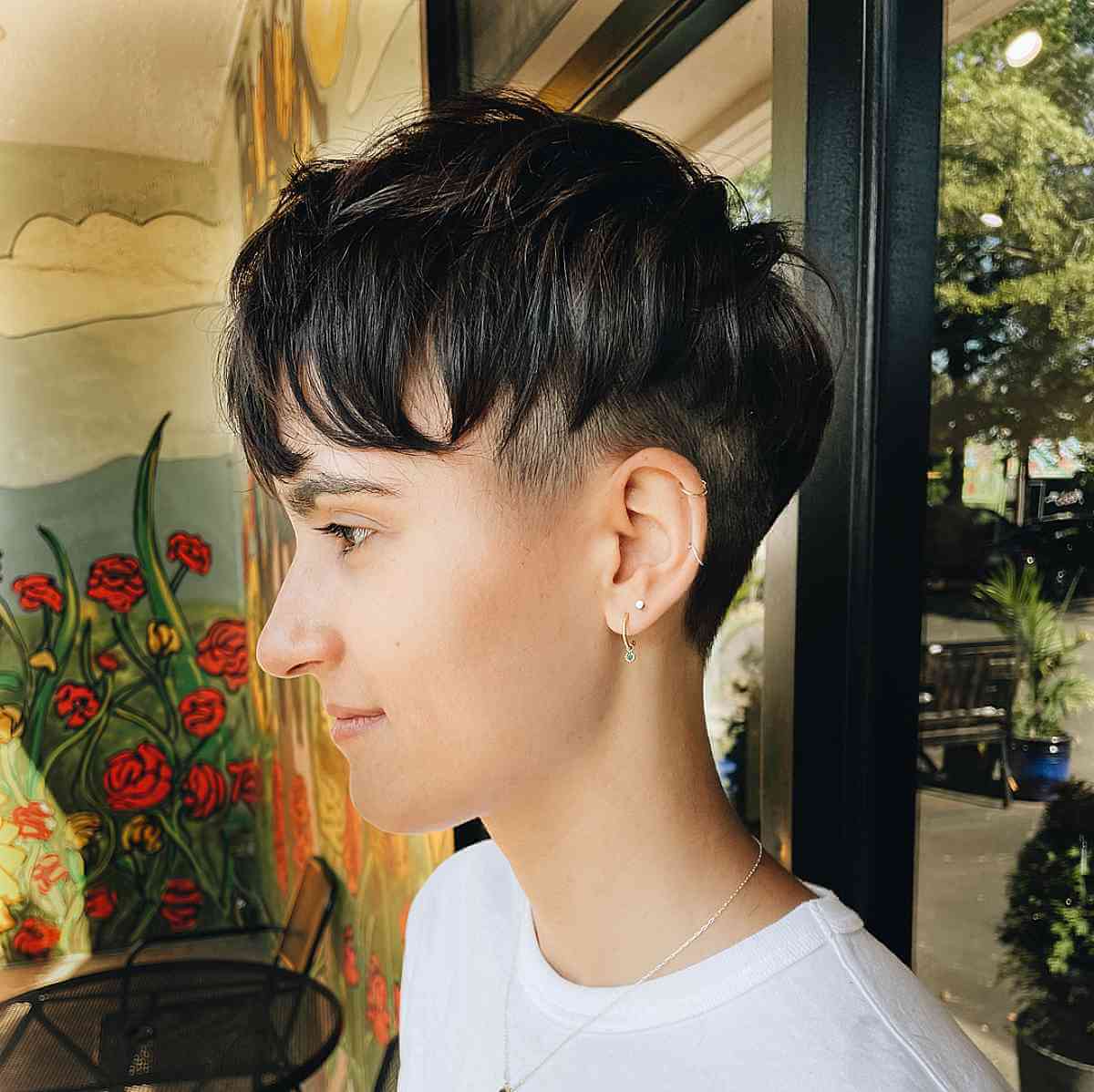 31 atemberaubende Unterschnitte -Pixie -Schnitte und Styling -Tipps für einen mutigen Look Perfekt zerzaust Undercut Pixie mit Pony