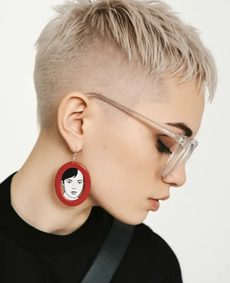 Platinblonder Buzz-Schnitt mit stilvollem Fade