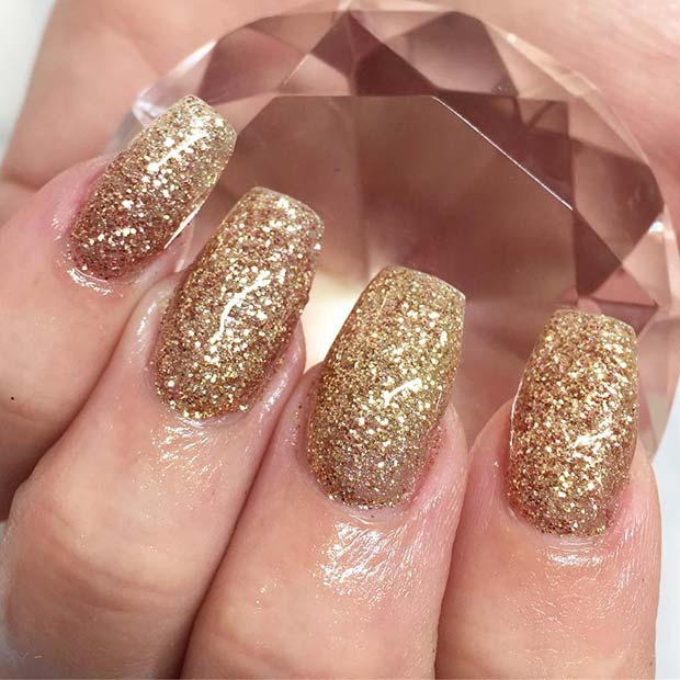 20 Nageldesign -Ideen perfekt für jede Jahreszeit perfekt Glam Gold Glitter Nails für Winternagelideen