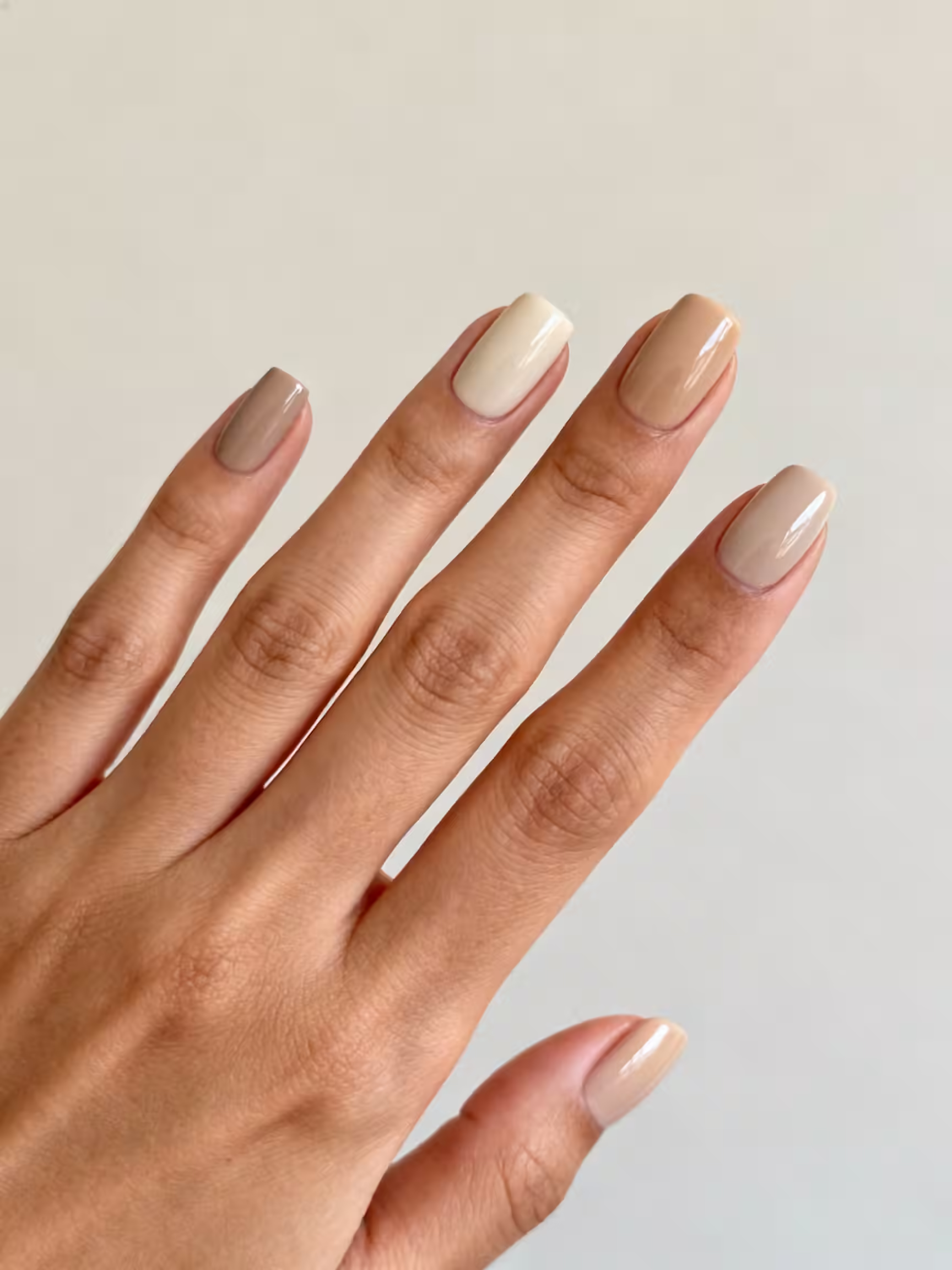 Ruhige, luxuriöse beige Nägel