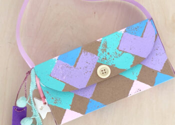 Verwandeln Sie eine Makkaroni -Box in eine gesteppte Handtasche