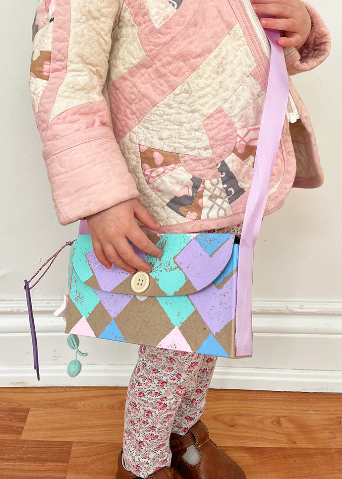 Verwandeln Sie eine Makkaroni -Box in eine gesteppte Handtasche