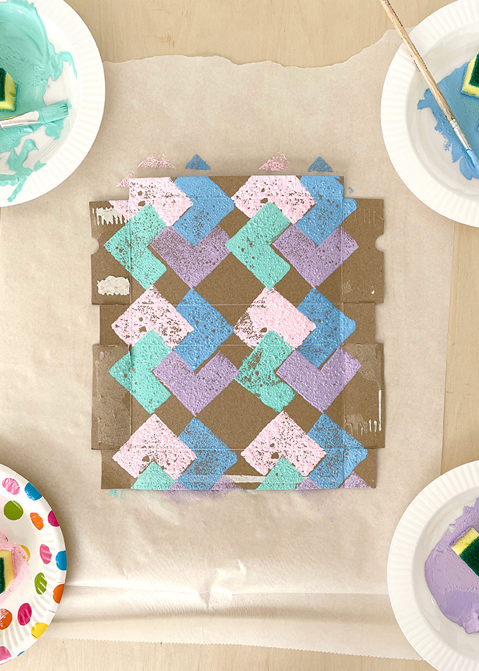 Verwandeln Sie eine Makkaroni -Box in eine gesteppte Handtasche