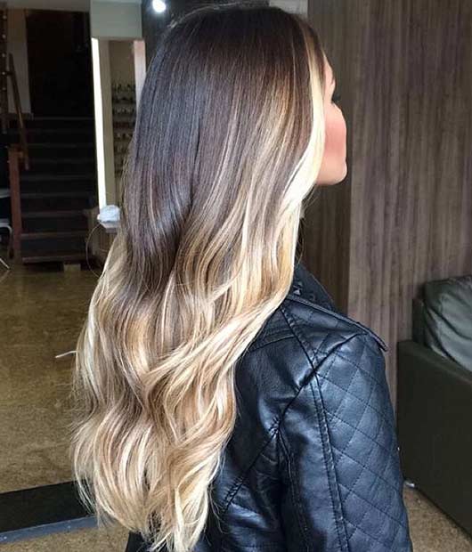 Vanilleblonde Balayage Highlights auf langen Haaren
