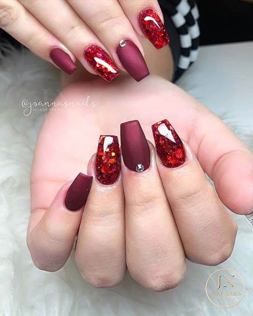Roter Glitzer mit Burgund