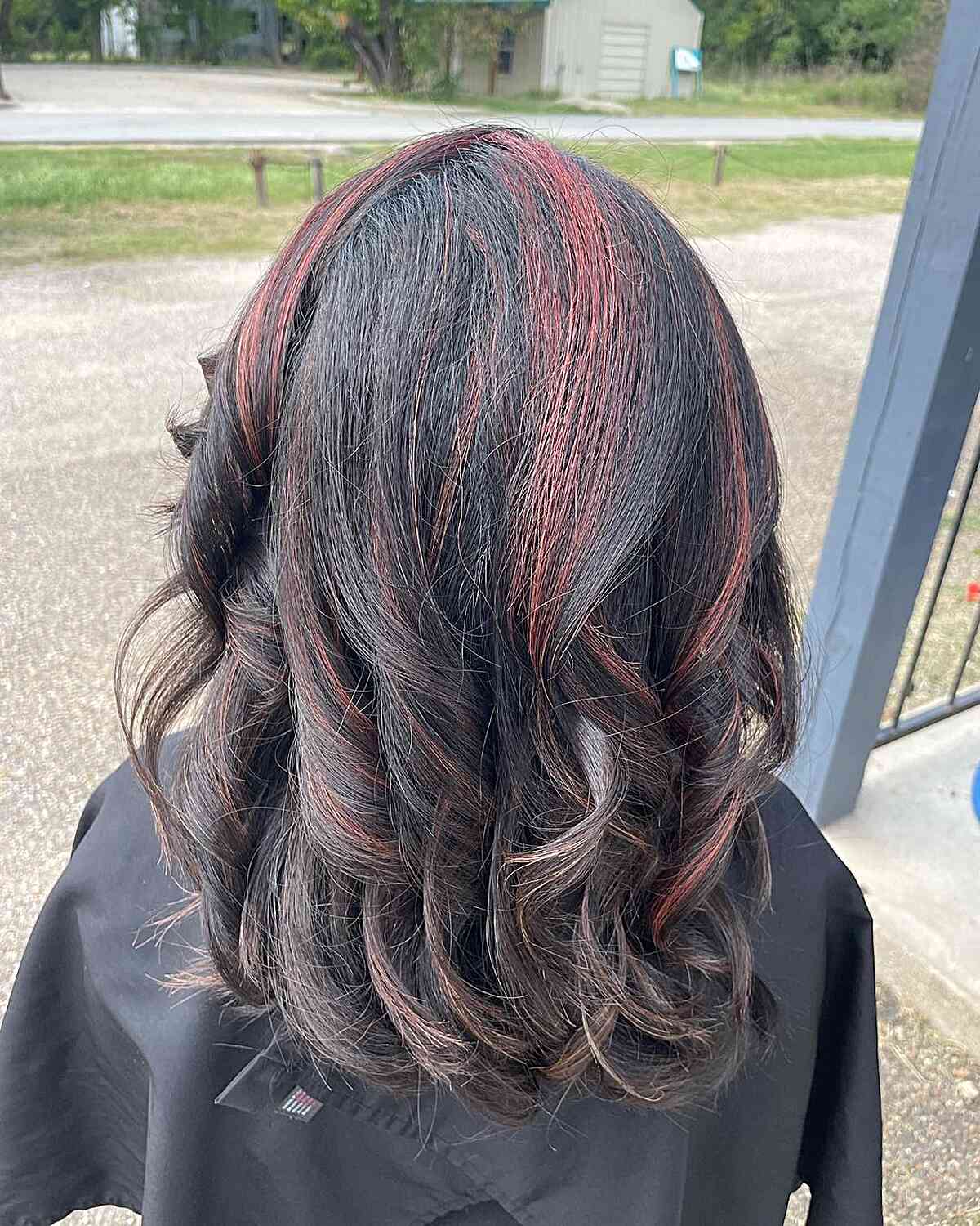Rote dünne Highlights und lose Locken für braune Haare mit mittlerem Längen