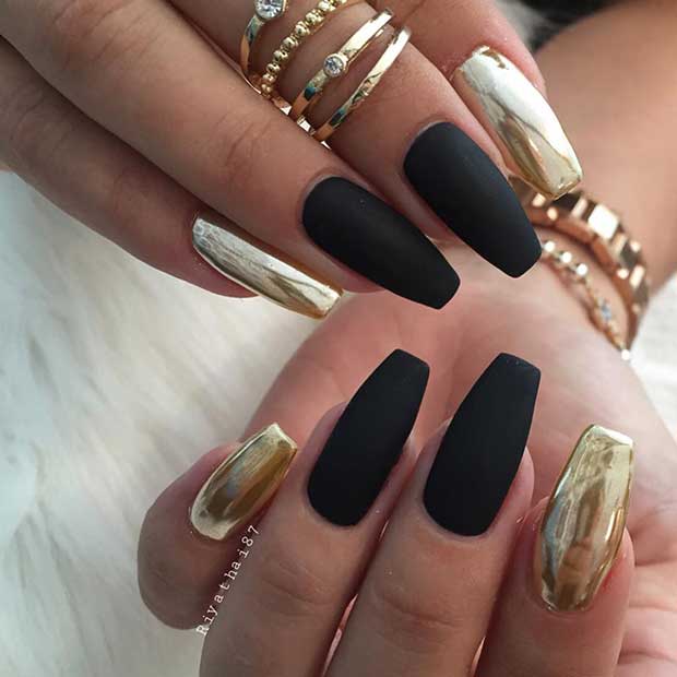 20 trendige metallische Nageldesigns, die jetzt kopiert werden können Matte schwarz -goldene metallische Nagelkunstdesign