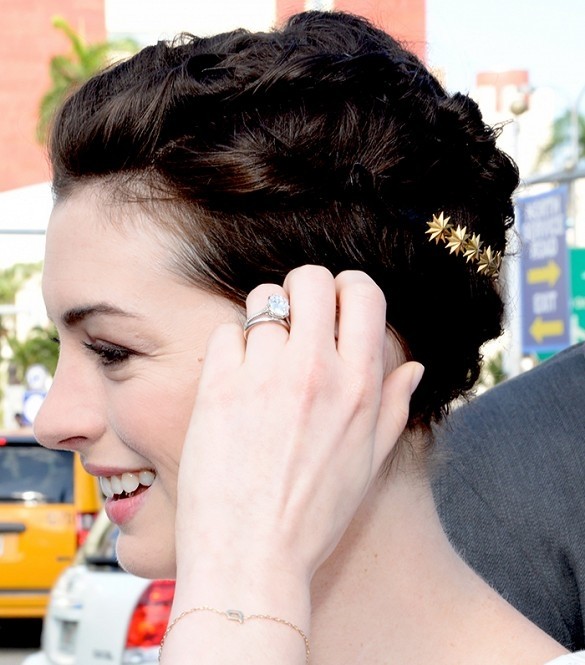 Rollen Sie Hochsteckfrisur für kurze Haare zurück