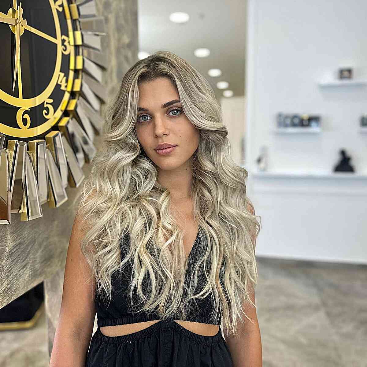 Wurzelblondes Balayage für lange Haare