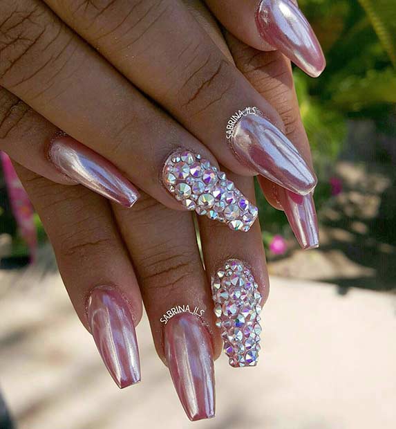 20 trendige metallische Nageldesigns, die jetzt kopiert werden können Pink Metallic Nails mit Strasssteinen