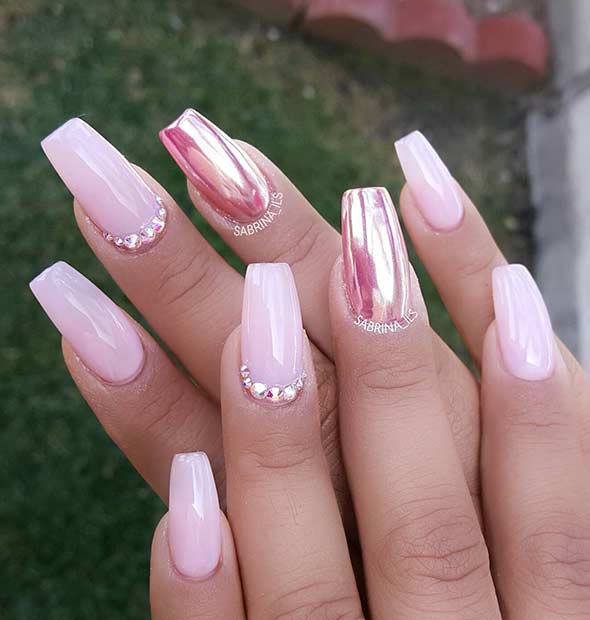 20 trendige metallische Nageldesigns, die jetzt kopiert werden können Baby Pink und Metallic Nail Art Design