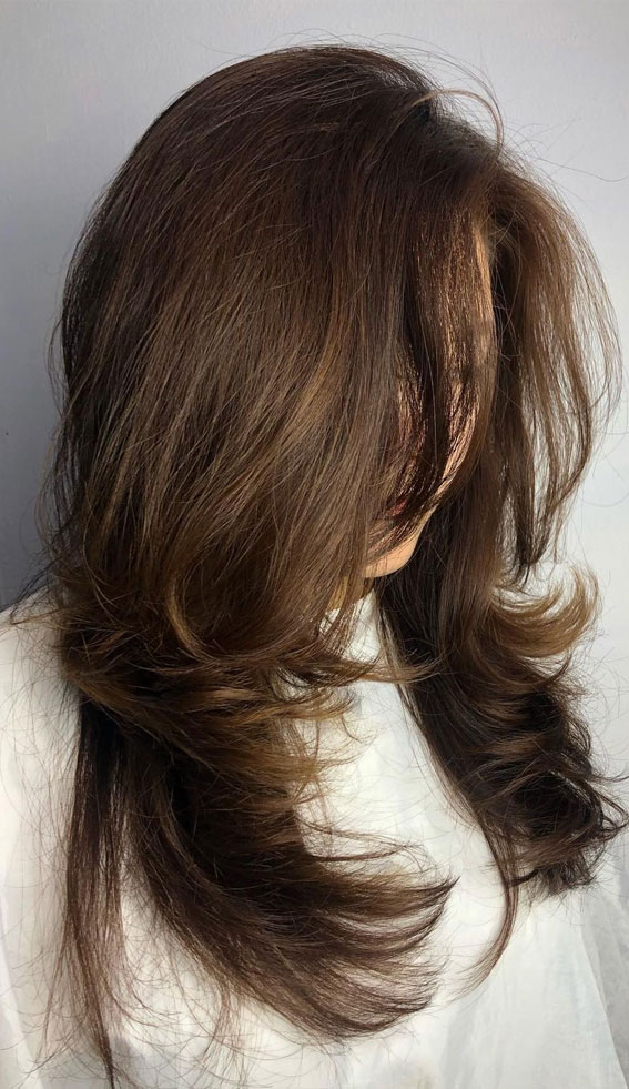 Langer brauner Schmetterlingshaarschnitt mit voluminösen Schichten – weich und dimensional