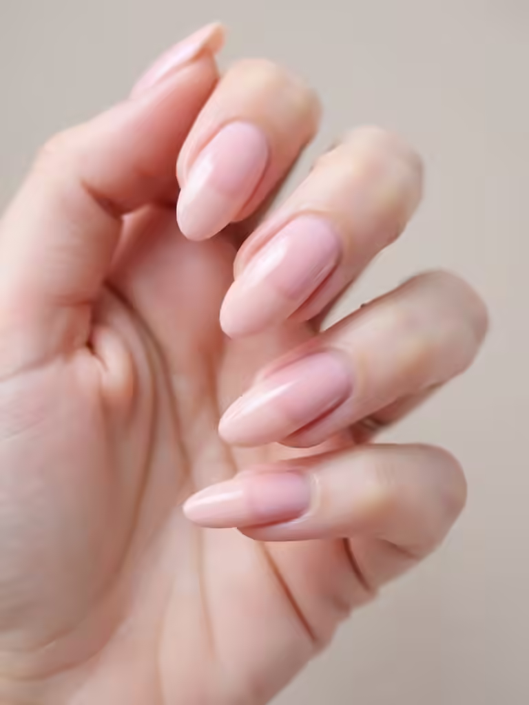 Transparente, perlmuttfarbene, zentrierte Nägel