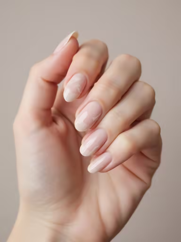 schlichte, minimalistische Mandelnägel