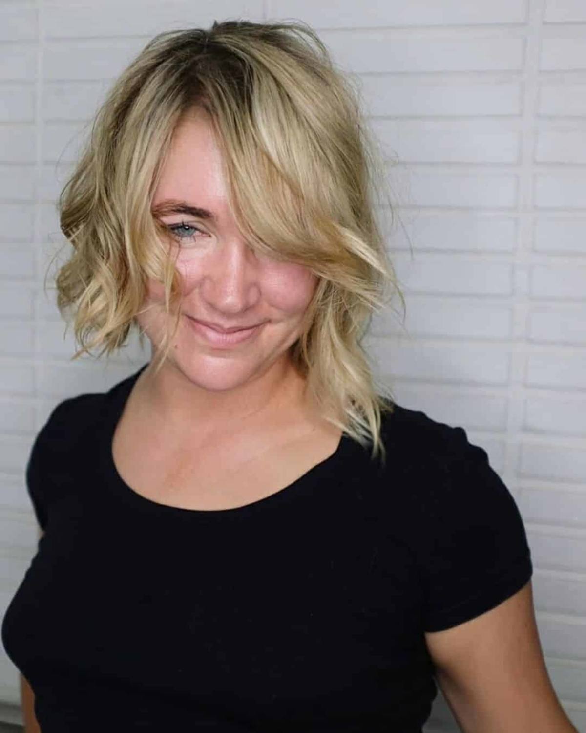Kurze asymmetrische blonde Bob