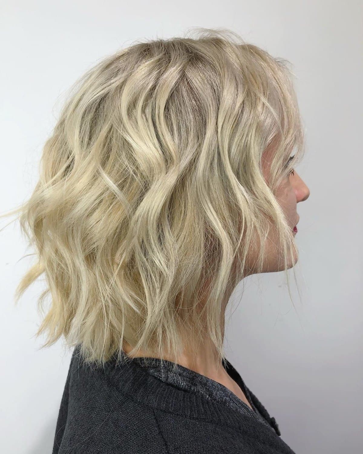 Kurze blonde Bob mit Strandwellen